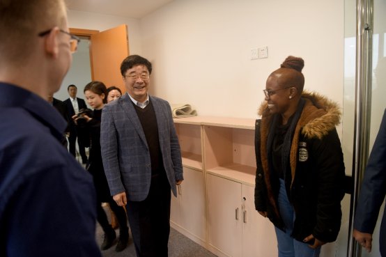 C:\Users\dell\Desktop\2018.12.20校长刘伟 高等教育司长来访\刘伟校长视察厂长资源
\刘伟校长与学生亲切交谈.jpg