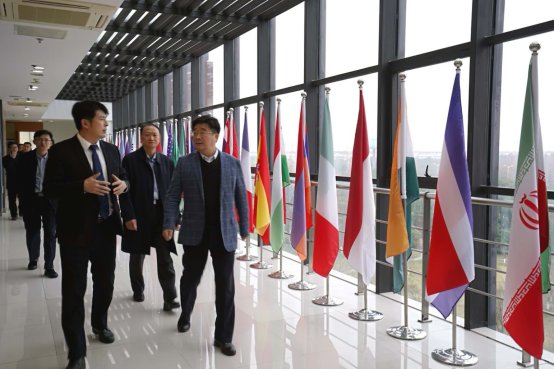 C:\Users\dell\Desktop\2018.12.20校长刘伟 高等教育司长来访\刘伟校长视察厂长资源
\刘伟校长视察 厂长资源
.jpg