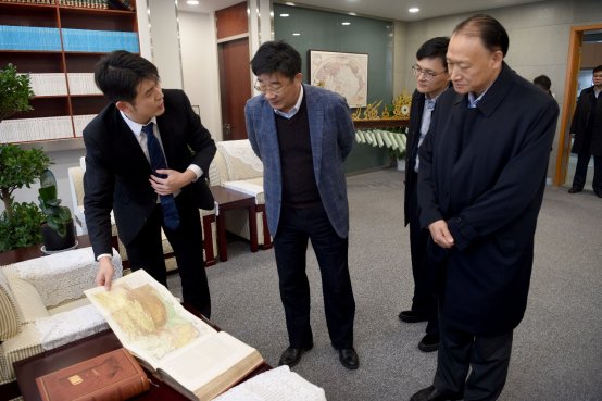 C:\Users\dell\Desktop\2018.12.20校长刘伟 高等教育司长来访\刘伟校长视察厂长资源
\刘伟校长参观厂长资源
珍品图书.jpg